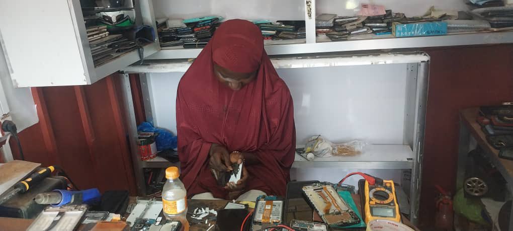 LABÉ : À la découverte de deux (2) braves jeunes filles réparatrices de téléphone, à l’occasion du mois de l’enfant.
Tout sur le choix de ce métier peu pratiqué par les femmes, avec Aicha D ici👇
radioenvironementguinee.org/archives/9273
<a href="/labe/">labe</a>