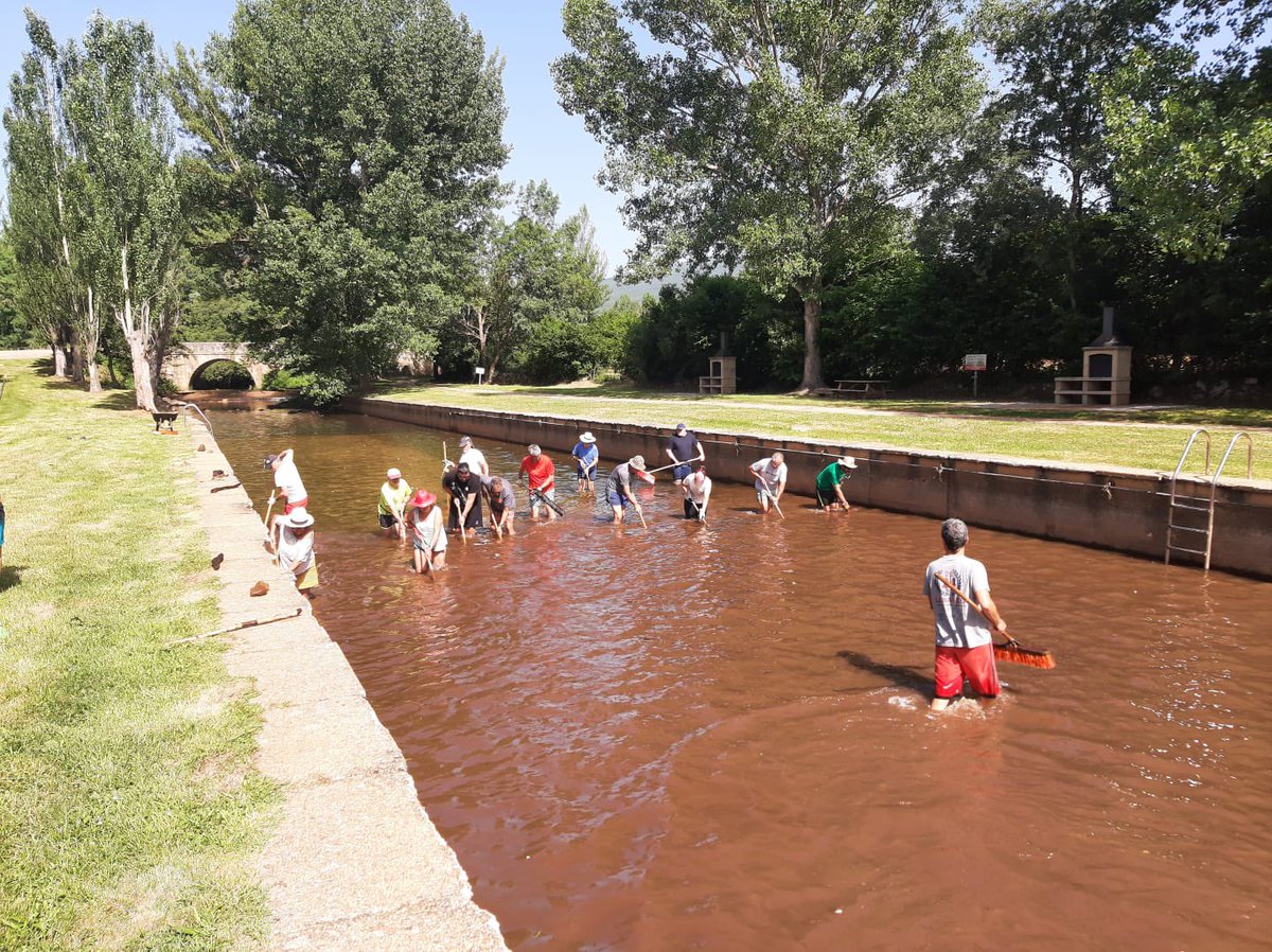 Sotillo del Rincón (@sotillorincon) on Twitter photo Hoy el pueblo de #SotillodelRincón en #Soria ha limpiado el Río Razón para preparar la piscina natural de cara a este verano.
¡Gracias a los y las valientes!
<a href="/victorsotillo3/">Víctor Manuel García</a> <a href="/gustavoencabo/">Gustavo Encabo</a> Hoy el pueblo de #SotillodelRincón en #Soria ha limpiado el Río Razón para preparar la piscina natural de cara a este verano.
¡Gracias a los y las valientes!
<a href="/victorsotillo3/">Víctor Manuel García</a> <a href="/gustavoencabo/">Gustavo Encabo</a>