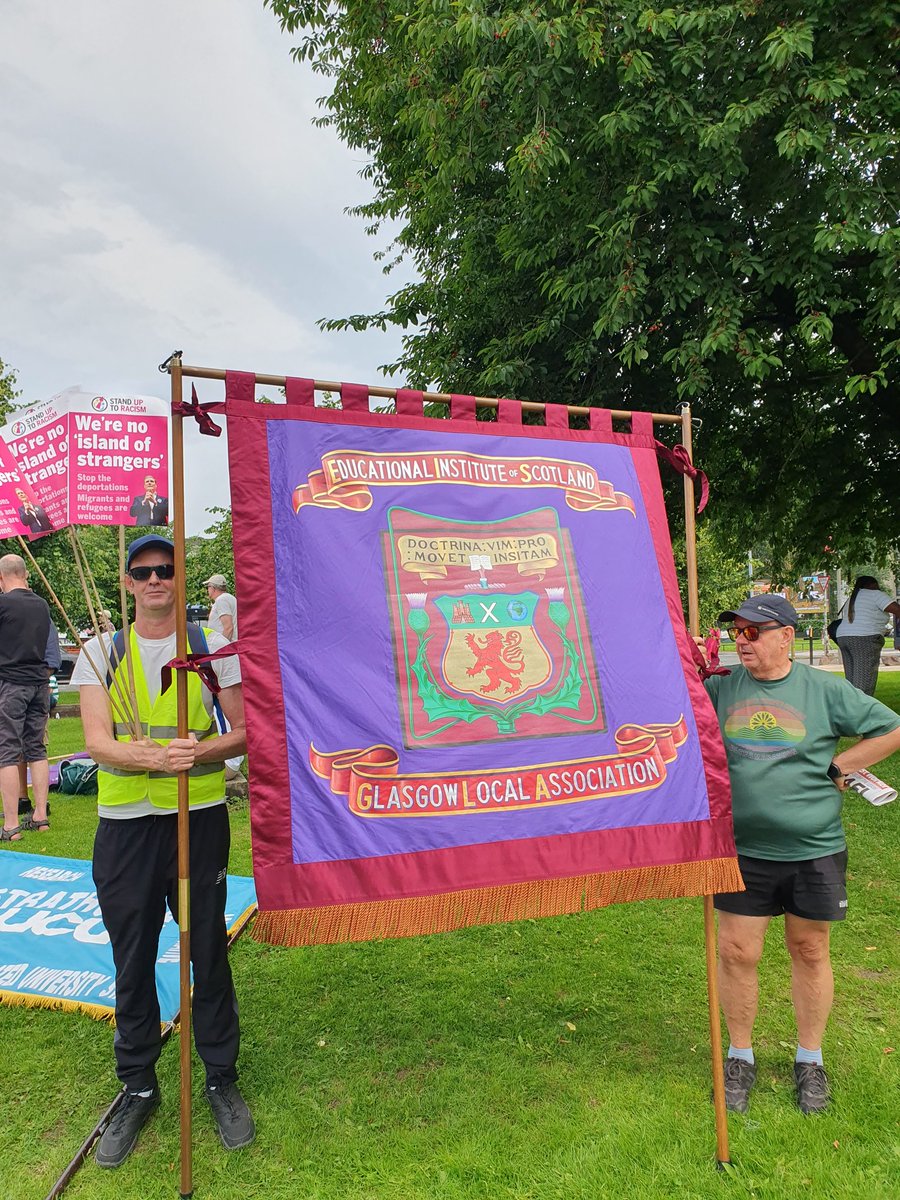 AntiRacismDay's tweet photo. Big shout out to @EISUnion delegations on impressive #tradeunion #Unions4Unity #TradeUnionsAgainstRacism bloc at today's @SUTRScotland march to celebrate #WorldRefugeeDay & @GlasgowLMHR carnival at the Old Fruitmarket
#RefugeesWelcome #NoRacismNoFascism #StopFarRight https://t.co/PRqtIz9Llb