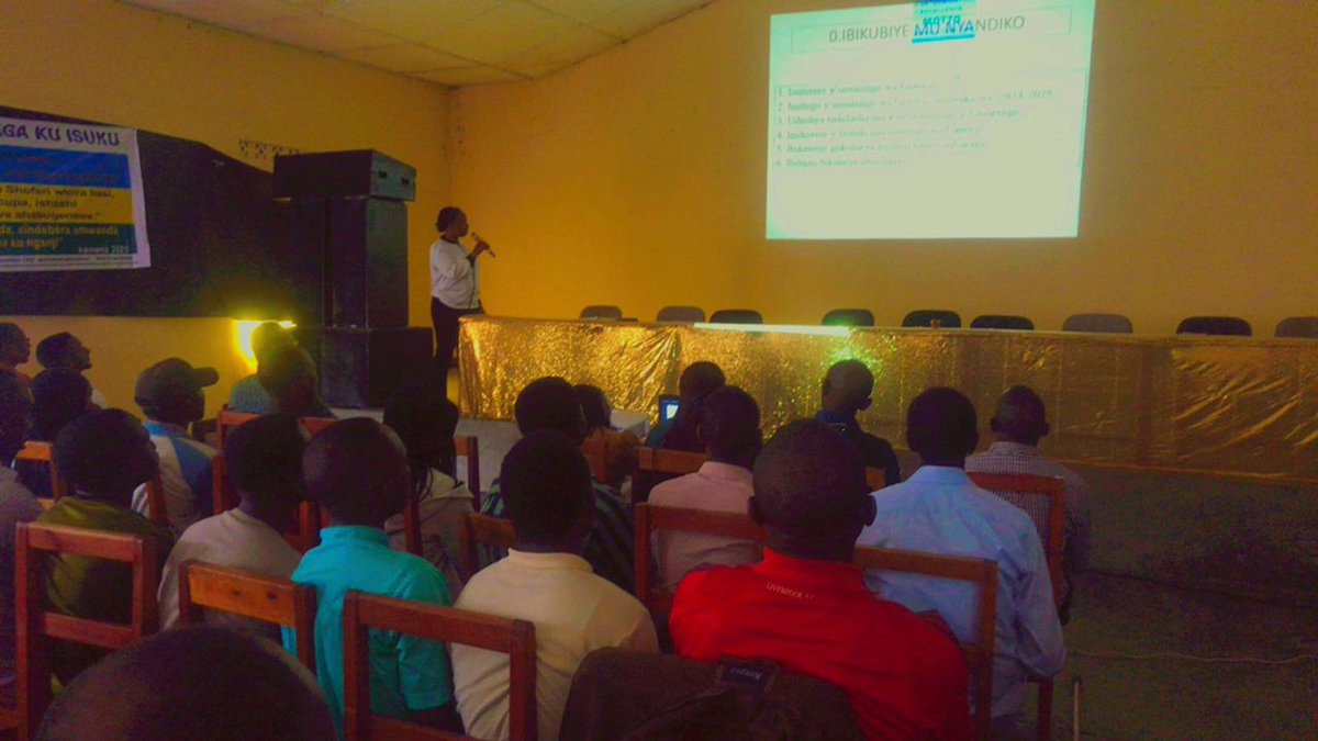 Biri kuba:kuwa 21/06/2025 #IcyumweruCy’#Umujyanama Visi Perezida w’Inama Njyanama y’Akarere ka Rubavu ari kugeza ubutumwa ku baturage b’Umurenge wa Gisenyi muri salle ya ULK,baganira ku ruhare rw’abajyanama n’abaturage mu gufasha abatishoboye no kwihutisha iterambere.
#NST2 #DDS