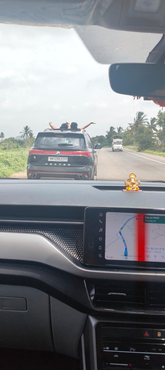 arshabhg's tweet photo. @NHAI_Official 
@nashikpolice 
@CPPuneCity 
@PuneCityPolice 

This chap needs ur attention
Reckless driving

Between Alephata and Sangamner 
21/6/25 at 11.30 AM https://t.co/L0YSzX4u1y