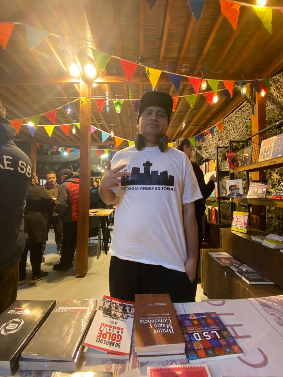 Santiago-Ander (@stgoandereditor) on Twitter photo En la librería <a href="/loslibroscl/">Loslibroscl</a> podrás encontrar nuestro catálogo 🥳📚🚀😎
📸 Ayer en las firmas de <a href="/macalavin/">EyMacarena</a> /Patti y <a href="/gonzalezlorca76/">Cristóbal González Lorca</a> /Prisioneros
📍 Av. Italia 1664, #CasaPop, Ñuñoa (frente al Cachafaz)
#PattiSmith #LosPrisioneros #MCGiako En la librería <a href="/loslibroscl/">Loslibroscl</a> podrás encontrar nuestro catálogo 🥳📚🚀😎
📸 Ayer en las firmas de <a href="/macalavin/">EyMacarena</a> /Patti y <a href="/gonzalezlorca76/">Cristóbal González Lorca</a> /Prisioneros
📍 Av. Italia 1664, #CasaPop, Ñuñoa (frente al Cachafaz)
#PattiSmith #LosPrisioneros #MCGiako