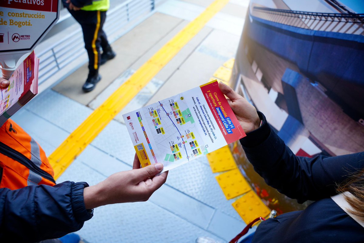 Hoy estuvimos en la estación temporal Calle 34, verificando su operación y acompañando a la comunidad usuaria en esta transición.
👥 Nuestro equipo en vía sigue orientando sobre rutas, horarios y tips de autocuidado para que la experiencia de viaje sea facil y rápida.