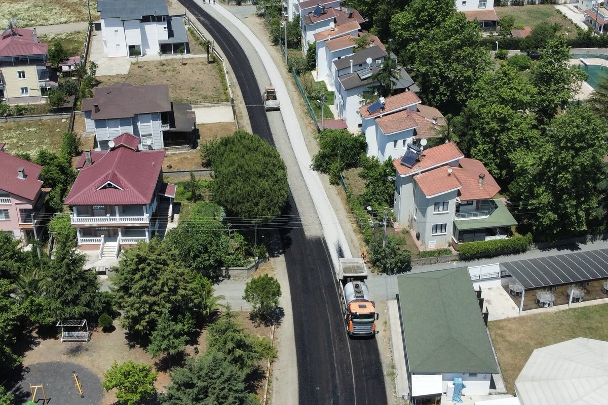 📍Ondokuz Mayıs ilçemizdeyiz…

📌Dereköy Mahallemizde Osmanlı Caddesi ile Yayla Sokak’ta 1400 metre uzunluğunda A tipi sathi kaplama çalışmasını tamamladık. ✅

📌Fatih Bulvarı’nda ise 5400 metre uzunluğunda B tipi kaplama çalışmalarına başladık.🚧

📌Necmi Ölgen Bulvarı’nda