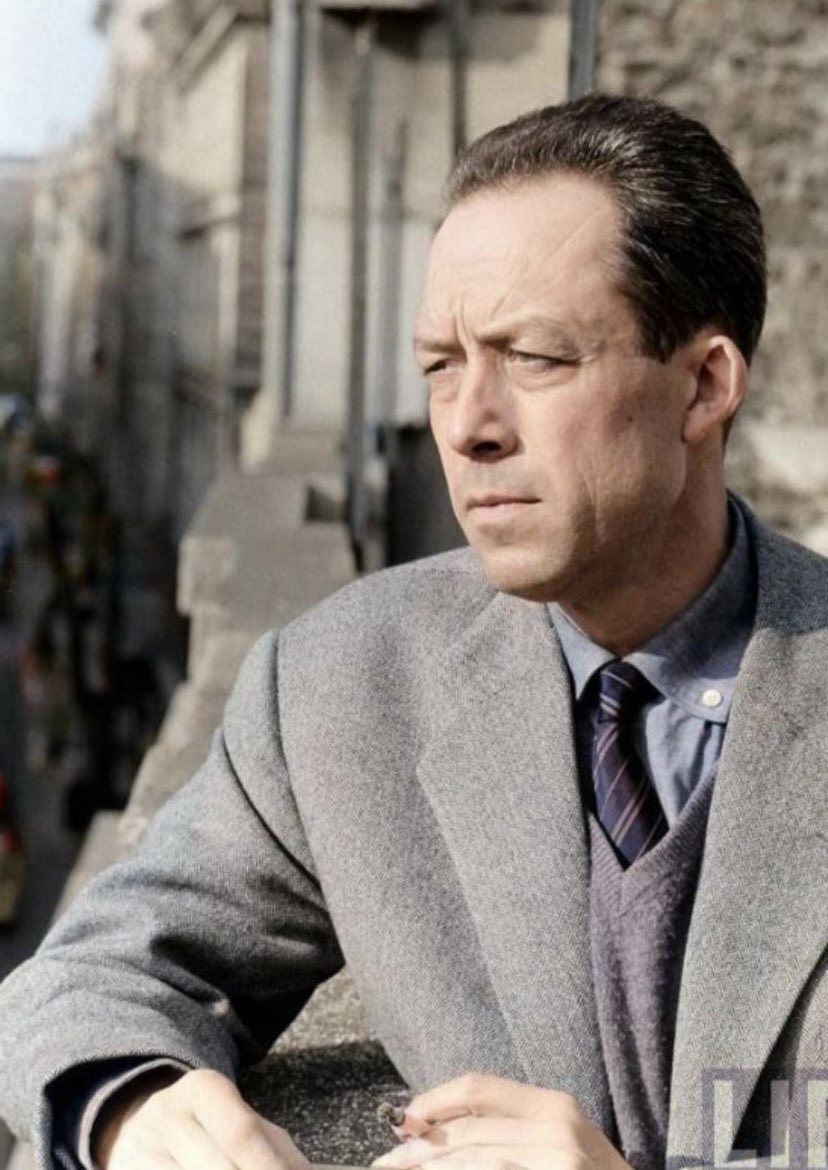 “من و تو می‌دانستیم کار به اینجا می‌کشد”

آلبر کامو در “نامه به یک دوست نومید” می‌نویسد:

«می‌گویی جنگ له‌ات کرده و دلت می‌خواهد از عطش این ابلهان به جنایت بمیری.

و دیگر توان تحمل این سفلگان که معتقدند مشکلات را می‌توان با خونریزی حل کرد، نداری!

اما به هوش باش که ناامید نشوی»/۱