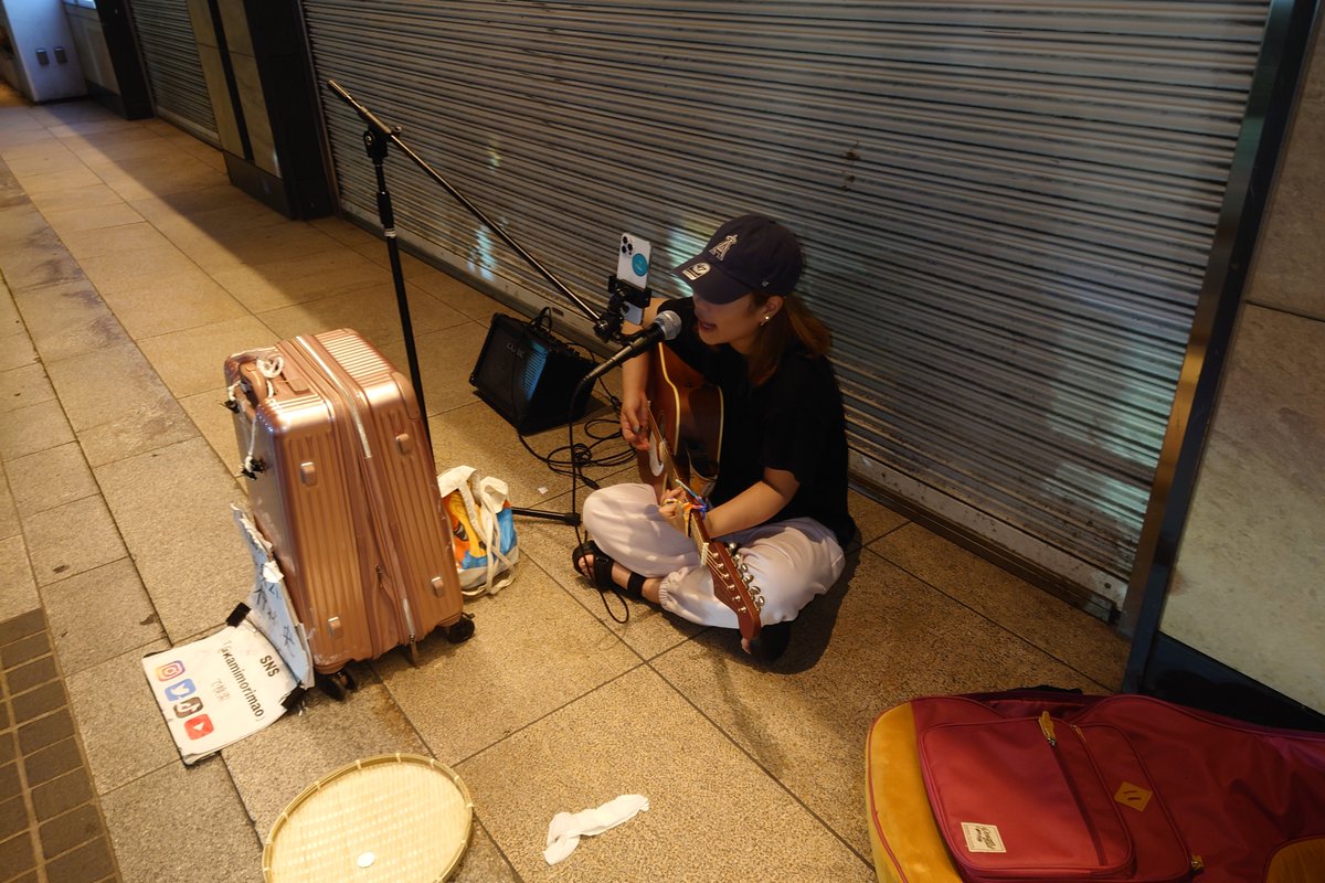 前に路上で聞いて
良い歌声だと思ったのだけど
名前わからなかったのだけど
最近わかって今週末も蒲田で
見かけて撮らせてもらった

癒されます🙂
#路上ライブ #神森真央