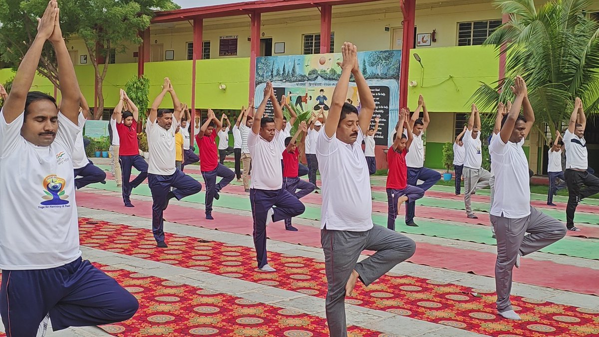 PriyatamPrimary's tweet photo. 🧘‍♂️ Grand Yoga Day Celebration @KvAurangabad .
Students, teachers &amp; staff came together in harmony to celebrate health, mindfulness &amp; unity through yoga. A beautiful morning filled with energy &amp; joy! 🌞 🧘‍♂️ 
#InternationalYogaDay #YogaForWellness  #YogaDay2025 #OneEarthOneHealth https://t.co/Fv5m2lLTbI