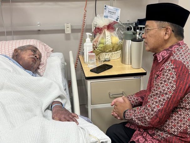 Ziarah seorang murabbi yang saya hormati.

Usai walimah saya berpeluang menziarahi Prof. Dato’ Dr. Muhammad Nur Manuty, Pengerusi IKIM, yang kini sedang menjalani rawatan di Hospital Serdang.

Beliau bukan sahaja seorang tokoh ilmuan dan pemikir Islam, tetapi juga antara insan