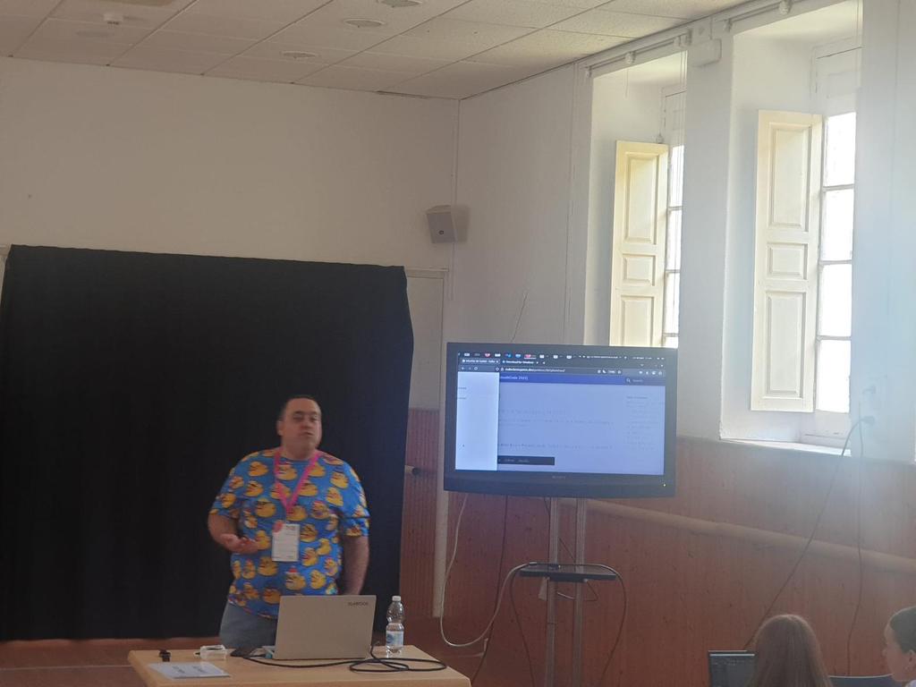 makeclassicgame's tweet image. Hoy en la open south code. Dando un taller de godot.