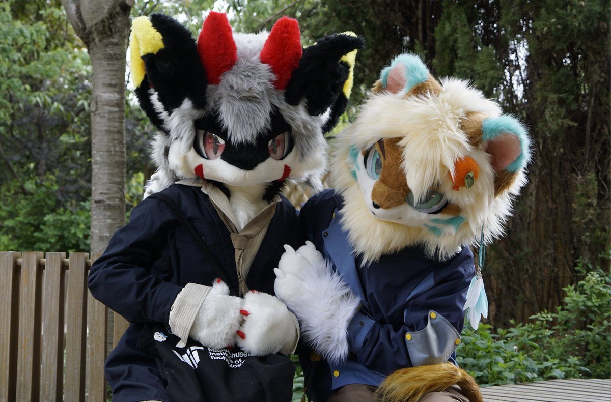 「哎呀呀，别看镜头了，快看我!」
#FursuitFriday

📸: <a href="/LittleLinquaint/">麟小骙 Linquaint🔜Infurnity2025</a>
🦁: <a href="/Sion1Len/">Sion.Len</a>