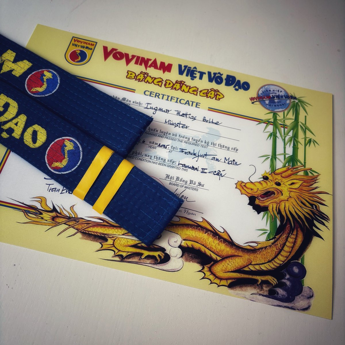 Aus der Hand unsere Meisters Thiện durfte ich heute Gürtel und Urkunde zur bestandenen Prüfung Lam đai Đệ Nhị đẳng empfangen.