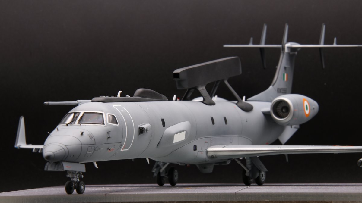 hayata0363's tweet image. SOVA-M 1/72 EMB-145I AEW&C 完成です!
この機体はインド空軍が運用する早期警戒管制機であり、エンブラエル社製のリージョナル機 ERJ145にインドが独自のシステムを搭載して開発した機体です。様々な機外装備により、スマートな民航機から大きく変貌したシルエットが魅力的な機体です。