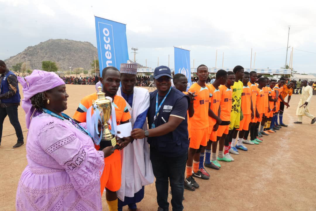 🌍 #JournéeMondialeDuRéfugié célébrée au camp de Minawao avec le HCR, l'UNESCO et les réfugiés nigérians !

Activités sportives, danses, chants patrimoniaux, défilé de mode et exposition des savoir-faire ont illuminé cette journée riche en couleurs

#Solidarité
#Diversité