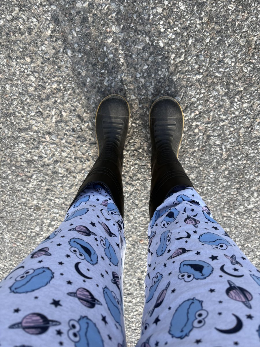Good morning. 🌤️ 

I’m between rainstorms so rubber boots are a necessity. Or are they rain boots? Gum boots?? 🧐
