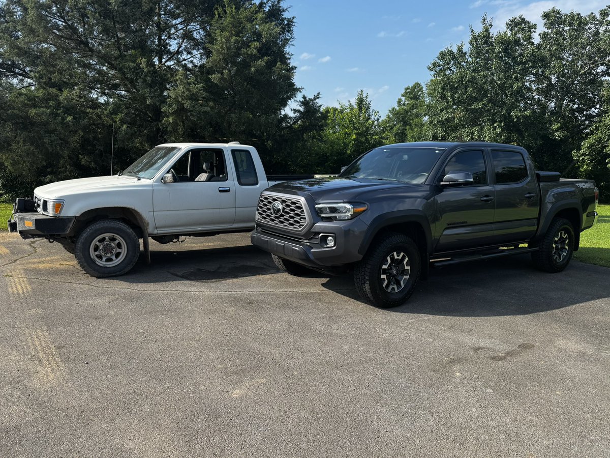 sdcoile's tweet image. I grew up in a “Ford Family”
Trucks, cars, tractors…they all had that Blue Oval. 
Daggumit, though…I love these things.