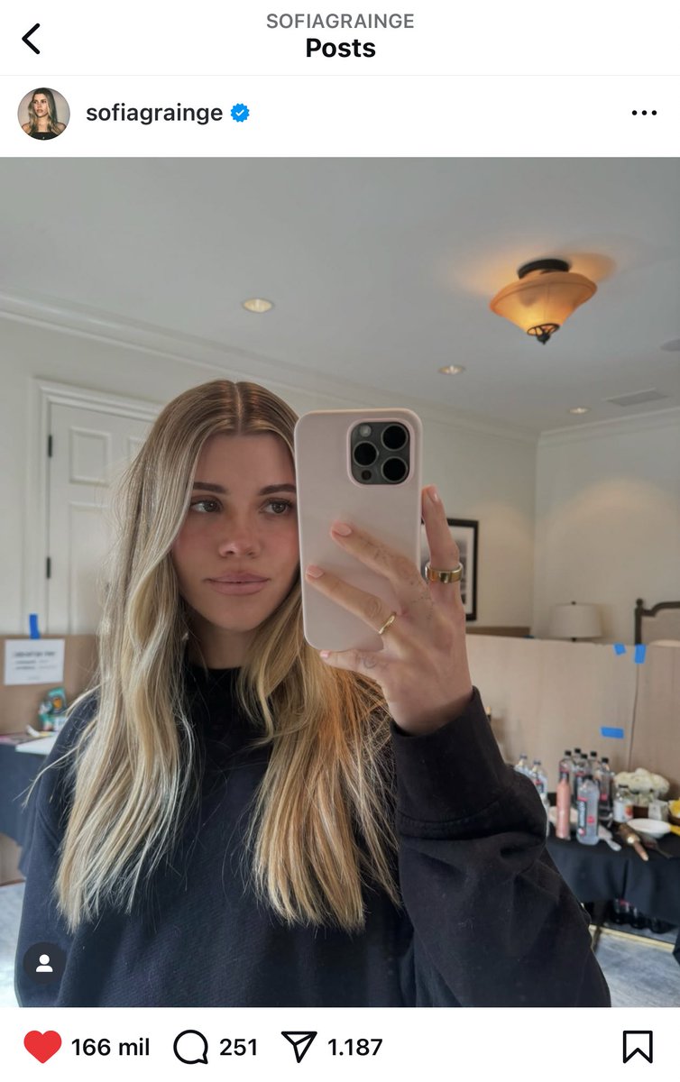 hailwyrhde's tweet photo. o cabelo longo dela era simplesmente perfeito mds pq tu fez isso Sofia 😭😭😭 toda vez que uma mulher bonita corta o cabelo uma fada morre https://t.co/T3qqN4qbSo