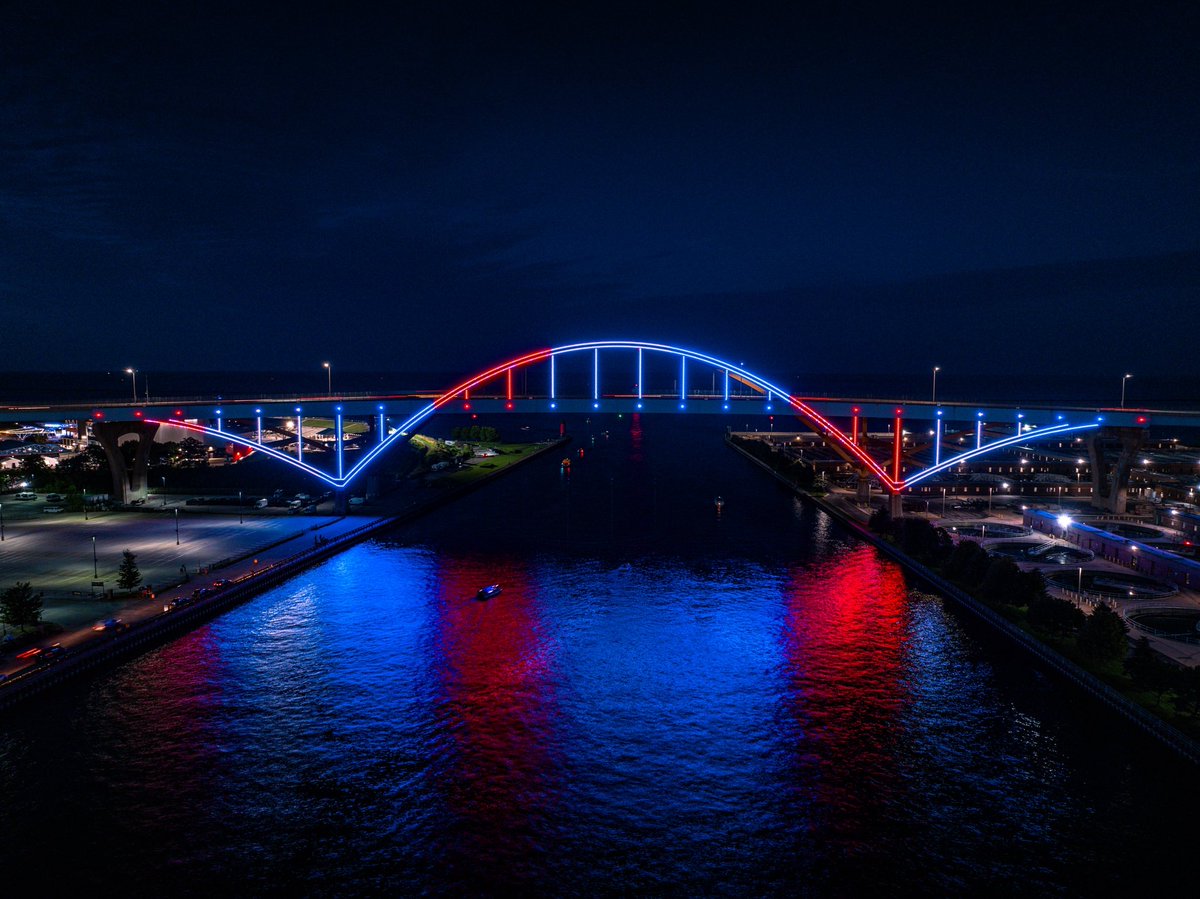 Tonight I’m serving climate data vibes 🔵⚪🔴 for Show Your Stripes Day.

From blues to reds, my lights are basically a heat map. 

Fun fact (or not-so-fun?): the last 10 years were the hottest ever recorded. Everyday, not just today, is important to continue to raise awareness!