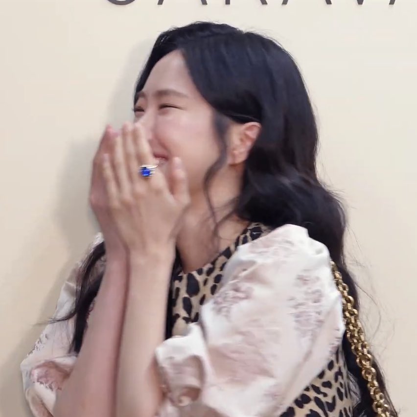 하 올블랙에 호피 한방울을 인스타 추구미로 올리는데 어쩐지 사람 오백명 모인 행사장에서는 일케 킹랑스러워진는게 넘..... 땨😍