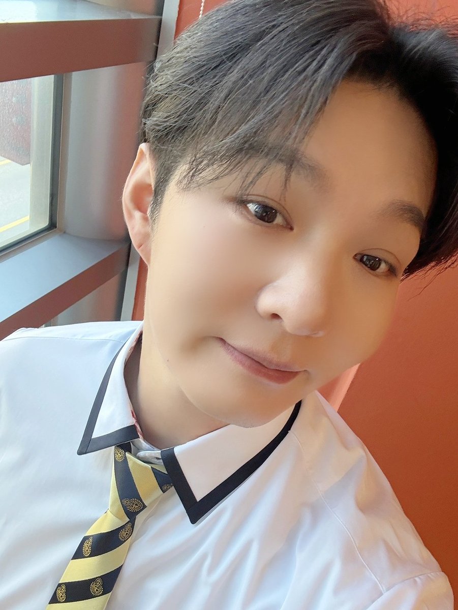 LeeCS_Official's tweet photo. [📸] ✨250621 JTBC #아는형님✨

😎.oO(안녕 돌멩이들, 준비됐나⁉️)

오늘 하루의 마무리를 더 행복하게 만들어준
아형고 뮤지컬 동아리 멤피스 가족들💙

앞으로도 계속 섭휴이와 함께〰️
Everybody 하카두.ᐟ.ᐟ ( ੭ˊ͈ ꒵ˋ͈)੭̸*✧⁺˚

#이창섭 #LEECHANGSUB 
#멤피스 https://t.co/Iy6O0EYpIf