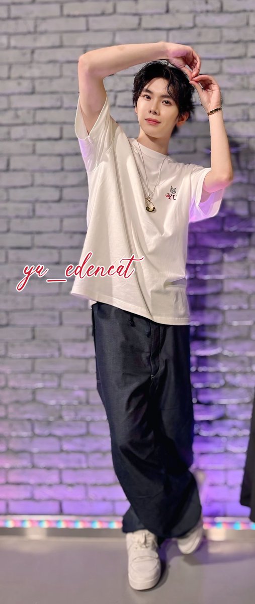 獻上貓咪愛心跟蝴蝶結愛心的YU給大家。

<a href="/YU_Staff_/">YU STAFF</a> #楊宇騰YU #五週年亞洲演唱會台北場