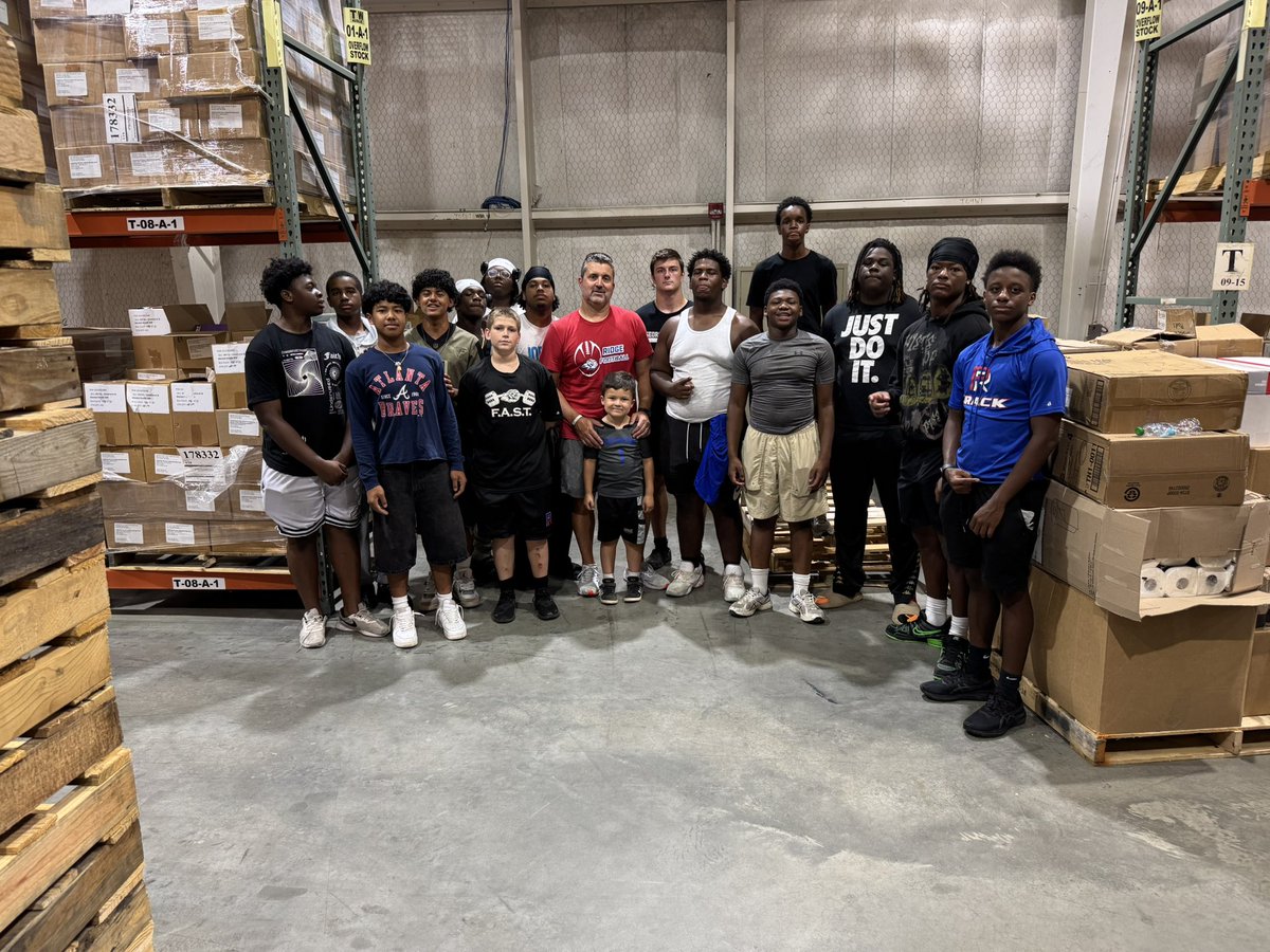 PTRFootball's tweet image. Appreciate these Lions volunteering for the @GCPSFF on their day off! #FAST @PrincipalRidge @PeachtreeRidge @PeachtreeRidge_ @RecruitGeorgia @scoreatlanta @GwinnettSchools