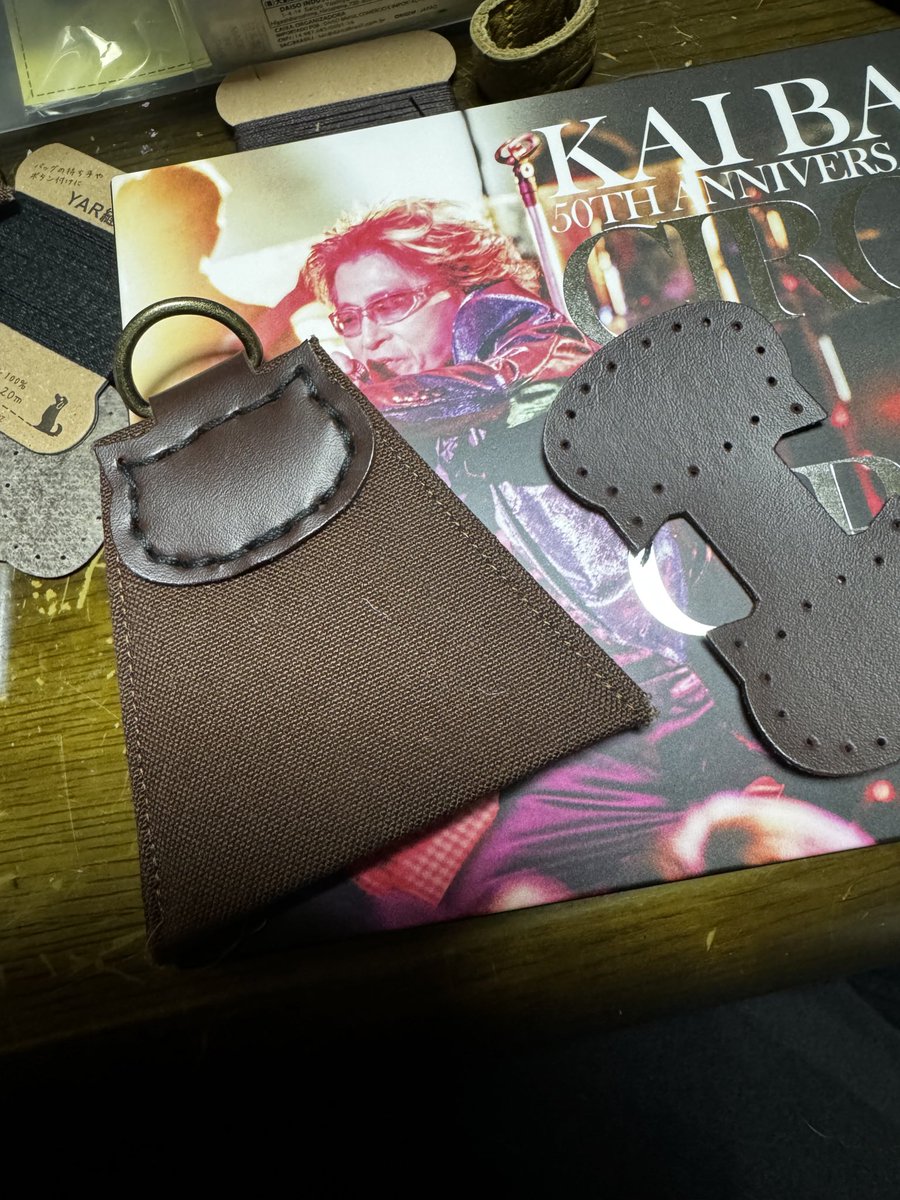 Liveで買ったDVDを観ながら、猫アタッチメントを縫い付け中✨