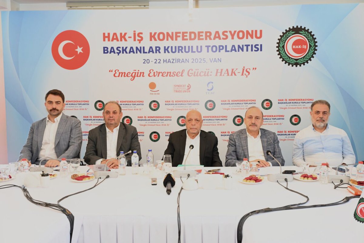 HAK-İŞ Başkanlar Kurulu, Van’da çalışma hayatı ve Türkiye gündemini değerlendirmek üzere toplandı.

HAK-İŞ GENEL BAŞKANI ARSLAN:
“KÇP SÜRECİ AYRINTILI OLARAK TARTIŞILACAK”
HAK-İŞ Genel Başkanı Arslan, kamuda 600 binin üzerindeki kamu işçisini ilgilendiren Kamu Kesimi Toplu İş