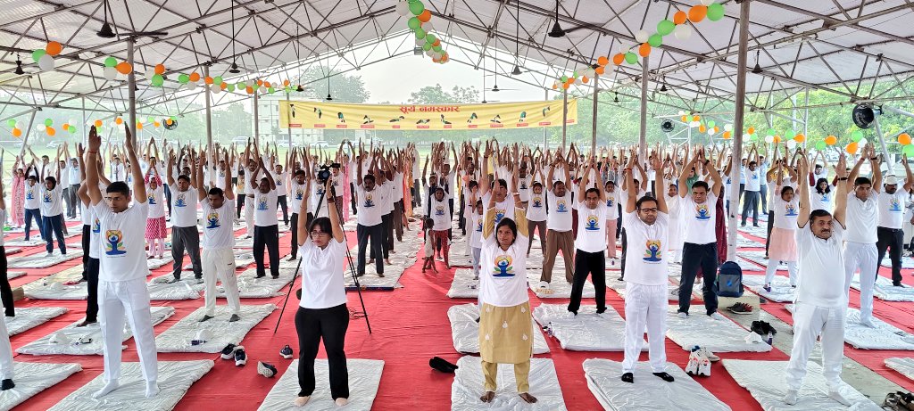 11वां अंतर्राष्ट्रीय योग दिवस के अवसर पर नोडल अधिकारी श्रीमती संयुक्ता समद्दार (प्रमुख सचिव, उ०प्र०) की अध्यक्षता में जिलाधिकारी <a href="/RameshRanjanIAS/">Ramesh Ranjan</a> ने जनप्रतिनिधि, पुलिस अधीक्षक, मुख्य विकास अधिकारी एवं अन्य विभागीय अधिकारियों के साथ योगाभ्यास किया। <a href="/InfoDeptUP/">Information and Public Relations Department, UP</a> <a href="/UPGovt/">Government of UP</a> <a href="/CMOfficeUP/">CM Office, GoUP</a>