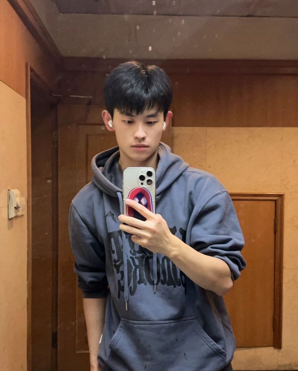 alina_baldSha's tweet photo. 和好兄弟尝试在野外暴露打飞机，凌晨的马路上车辆仍然很多，找了个没人的小树林脱掉衣服让好兄弟帮我打飞机，灯光的照耀下胸肌和腹肌都很明显很性感，最后射了好多，还被好兄弟责尿了，尿他裤子上了哈哈哈，一次很刺激的经历，#精彩在后面想吃的来私聊 https://t.co/oPjRiFiVpG