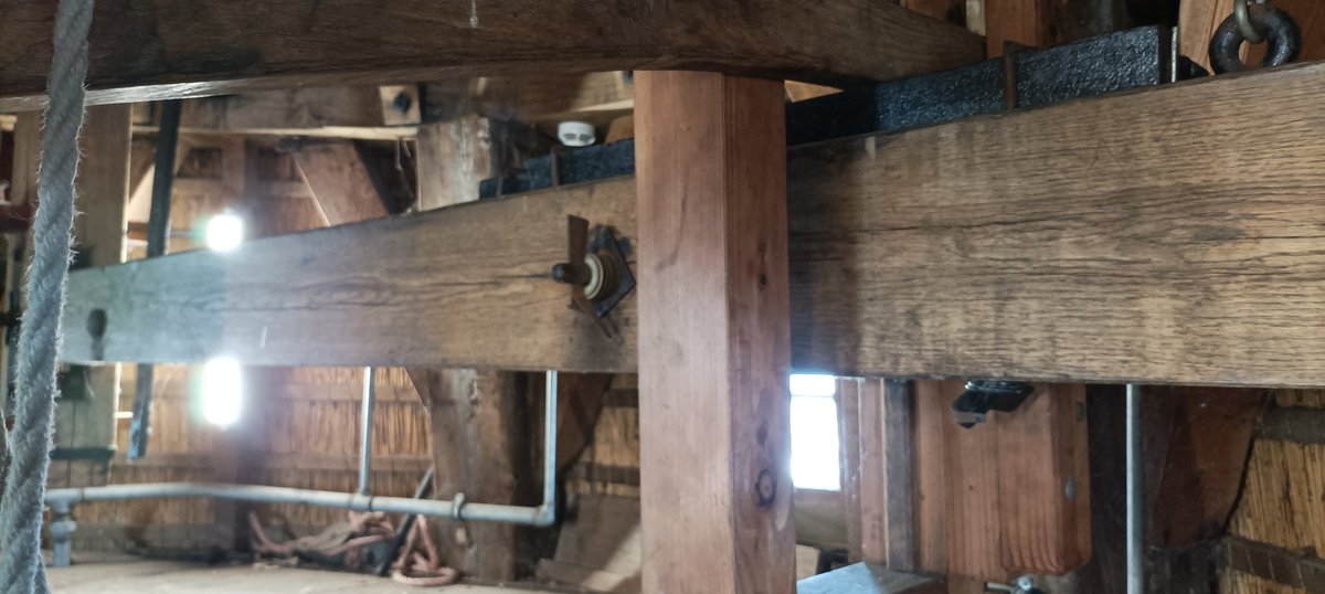 Ivm met de renovatie van de molen draaien de wieken niet. Daardoor is het nu mogelijk helemaal bovenin de kap van de molen te kijken. Unieke kans voor de bezoekers!