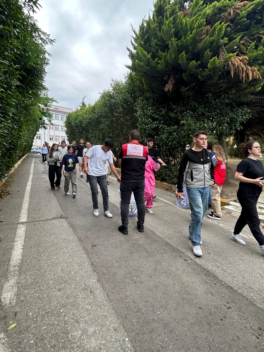 Heyecanla bekleyen ailelerinin yanına giderken köy okullarına bir kalem armağan etmeyi ihmal etmedi gençler.

#gençdönüşüm
#gsbhepyanında