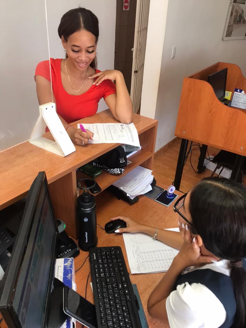 Nuestros estudiantes activos en las Oficinas Comerciales.. nuestras ejecutivas al servicio para mayor fluidez en el proceso <a href="/Etecsa_cu_/">ETECSA 🇨🇺</a> @estudiantesactivos <a href="/cubavive/">Nayrobi Terri</a>