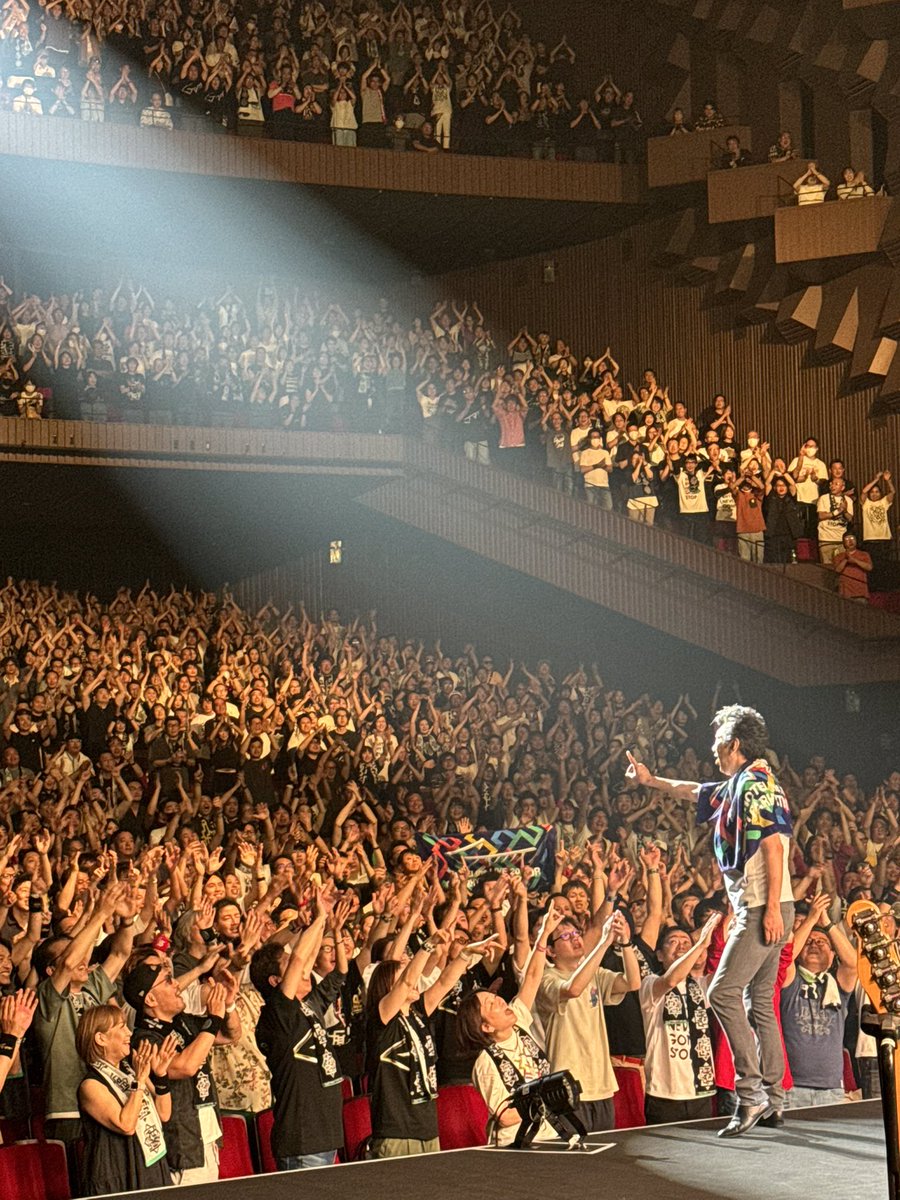 Official_Hotei's tweet photo. カモン！大阪！凄すぎたぜ！ミラクルな夜をありがとう。いつまでも忘れられない時間。お互いを大切にこれからも生きていこうね。また会おう！

#布袋寅泰　#大阪フェスティバルホール  #ギタリズム8ツアー   #宇宙一のロックンロールショー https://t.co/YIJTsjBNbq