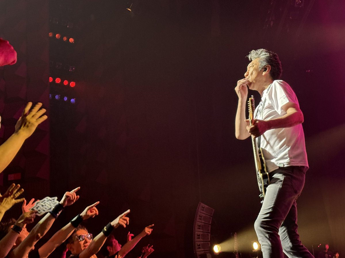 Official_Hotei's tweet photo. カモン！大阪！凄すぎたぜ！ミラクルな夜をありがとう。いつまでも忘れられない時間。お互いを大切にこれからも生きていこうね。また会おう！

#布袋寅泰　#大阪フェスティバルホール  #ギタリズム8ツアー   #宇宙一のロックンロールショー https://t.co/YIJTsjBNbq