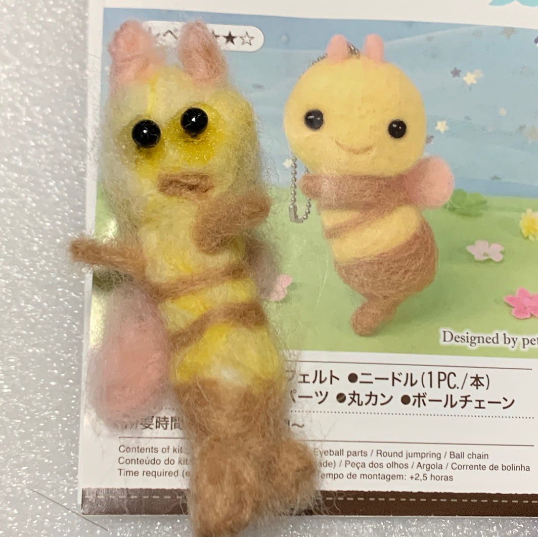 kodama_4949's tweet photo. とりあえず
｢マイバックぶら下げてるエビ｣
｢フラダンス踊るキツネ｣
などと称された私の羊毛フェルトで作ったミツバチ見てください https://t.co/ISkeabC2N9