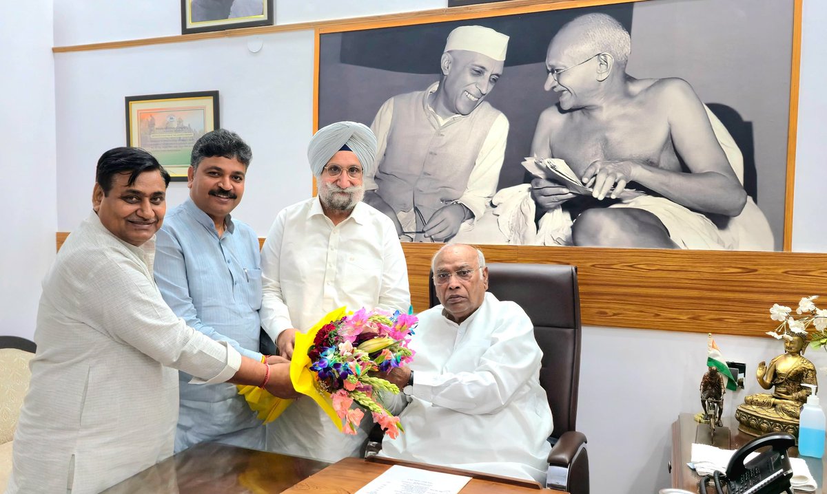 आज दिल्ली में कांग्रेस के अध्यक्ष आदरणीय मल्लिकार्जुन खड़गे जी से भेंट कर संगठनात्मक कार्यों की जानकारी दी एवं पार्टी के आगामी कार्यक्रमों के संबंध में मार्गदर्शन प्राप्त किया।

राजस्थान कांग्रेस प्रभारी सुखजिंदर सिंह रंधावा जी एवं नेता प्रतिपक्ष टीकाराम जूली जी भी साथ उपस्थित