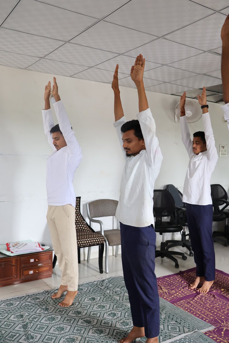 આંતરરાષ્ટ્રીય યોગ દિવસ 2025 
આજે ધરમપુર ઓફિસ ખાતે આંતરરાષ્ટ્રીય યોગ દિવસની ઉત્સાહભેર ઉજવણી કરવામાં આવી!  સૌએ એકસાથે યોગાસનો, પ્રાણાયામ અને ધ્યાનનો આનંદ માણ્યો, જેનાથી શરીર અને મન બંને તાજગીથી ભરપૂર થયાં. 
આવો, આપણે સૌ યોગને જીવનનો હિસ્સો બનાવીએ અને સ્વસ્થ, સકારાત્મક જીવન જીવીએ!