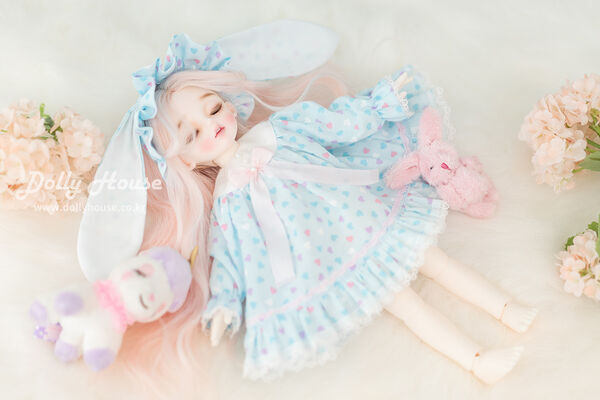 🏖最大50％OFF！夏のプレセール🏖
【入荷情報】
Dolly Houseより、ドール用お洋服
『Mokona Pajamas』のご紹介です！  
➡️dolk.jp/portal/itemLis…

小さなハート柄がガーリーなパジャマワンピ💕
20cm級の小さなお嬢様向けの2色展開♬
お友達のぬいぐるみもご一緒にお届けです🧸