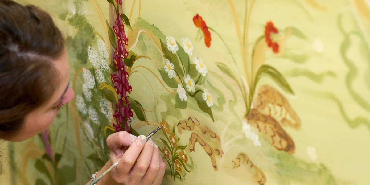 The gorgeous mural by Natasha Hulse in our newly renovated family accommodation at Milton! This nature-inspired masterpiece encapsulates the peace and tranquillity at the hospice. Huge thanks to Natasha and @FarrowandBall! #ChildrensHospiceWeek 

📷 bit.ly/3HMu0On