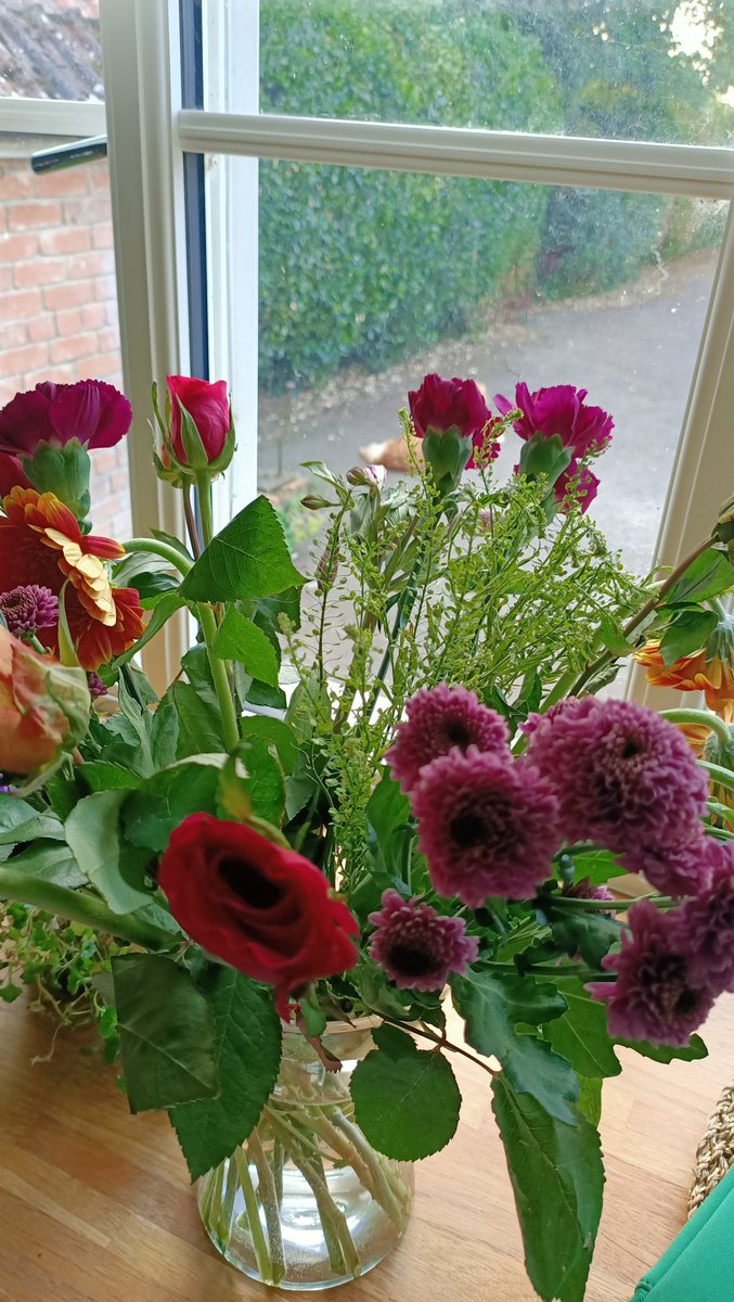 CarolynDActor's tweet image. Feeling so much gratitude for my lovely friends over here who helped make my birthday fabulous 💖😊 lunch & drinkies down at Lyme Regis in Thursday, a glorious summer day & some beautiful flowers 💐☀️🍹#gratitude #friendships #summerfun