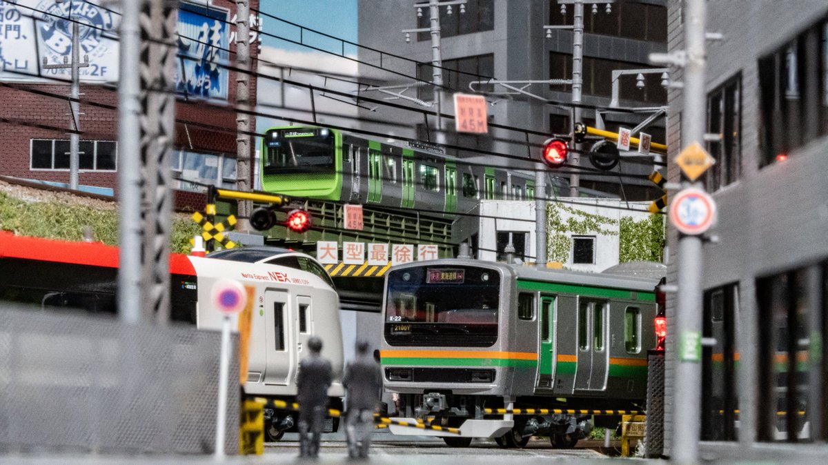 Cityscape_Std's tweet image. ついに完成した新作、代々木の踏切ジオラマ。
山手貨物線に残る開かずの踏切、青山街道踏切を再現。
3路線が交錯するこの地点は、まさに鉄道のジャンクション。
明日6月22日(日)夜20時、YouTubeに動画公開します。
今回は踏切も動く。乞うご期待。