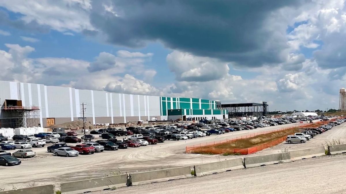 Experts say the De Soto Panasonic plant could delay hiring while it waits out economic uncertainty. The company can still collect hundreds of millions of dollars from Kansas even if it does. buff.ly/JUsp9Da