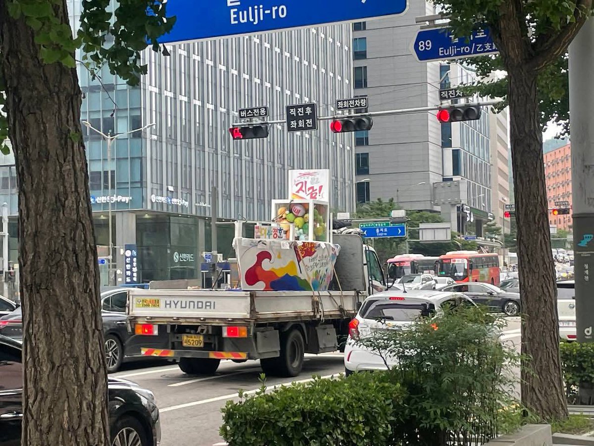 윤석열 탄핵광장에서 태어나 다섯 달 동안 거리를 누빈 거통고 조선하청지회 '연대투쟁호'가 97일 고농농성으로 이기고 거제로 간다. 잘 가. 또 보자. 노조의 인사말 덧붙인다. “더 크고 넓은 바다로 항해하기 위해 광장에서 태어난 연대투쟁호가 거제로 내려갑니다. 투쟁의 바다에서 다시 만나요~"