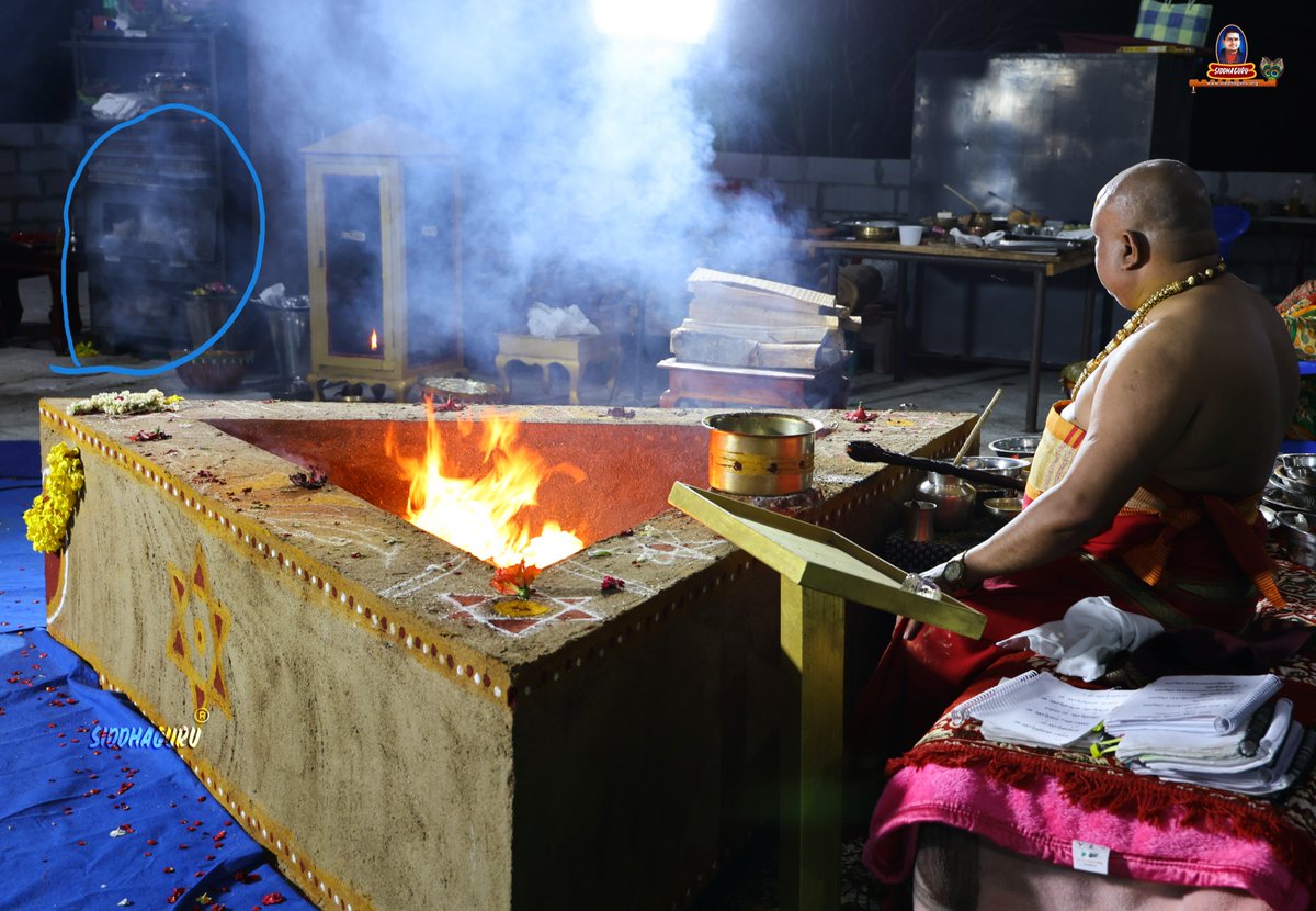 SiddhaguruRM's tweet photo. During the sacred Havan of Days 2 &amp; 3, divine forms revealed themselves in the fire — a glimpse into the unseen.
#DevataDarshanam #HavanMiracles #Day2Day3Havan #Siddhaguru #MounaDhyanaTapodeeksha #DivineAppearance #SacredFire #TapasShakti #DivineVisions #SpiritualGrace https://t.co/xRASwgDB0x