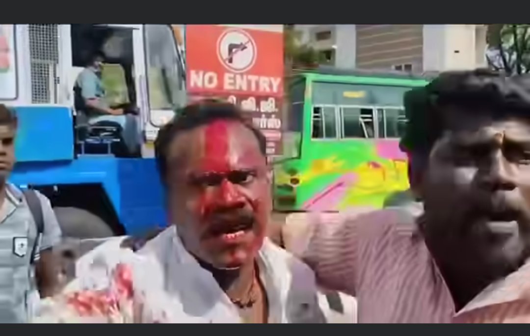 thiruja2009's tweet photo. முருக பக்தர் மாநாட்டை நடத்துவது 'இந்து முன்னனி'. இது தேர்தல் அமைப்பல்ல, கலவர அமைப்பு.

 இந்த அமைப்பு பாஜகவிற்காக நேரடியாக பிரச்சாரம் செய்தெல்லாம் நாம் கேள்விப்பட்டதில்லை. விநாயகர் சதூர்த்திக்கு கட்டாய வசூல் ரவுடித்தனம் செய்வதை ஒவ்வொரு ஆண்டும் கேட்கிறோம். கோவையில் தன் அமைப்பில் இருந்த 20 வயது சதீஸ் எனும் இளைஞர், இந்துமுன்னனியின் மதவெறி போக்கு பிடிக்காமல் இந்திய கம்யூனிஸ்டு கட்சியில் சேர்ந்தார் என்பதற்காக அவரை வீடுபுகுந்து வெட்டிப்படுகொலை செய்தனர். இது சில ஆண்டுகளுக்கு முன் நடந்தது. கடந்த ஆண்டு இந்து முன்னனி பொறுப்பாளர்களுக்கு ஆயுள்தண்டனை விதிக்கப்பட்டது. அந்த நபர்களும் இந்துமுன்னனி பார்ப்பானுக்காக கொலை செய்துவிட்டு வாழ்நாளை  இழந்துவிட்ட சூத்திர சமூகத்தை சேர்ந்தவர்கள். 

இப்படியான புகழ்பெற்ற  அமைப்பு நடத்தும் நிகழ்வுக்காக ஒட்டுமொத்த பாஜகவும் உழைக்கிறது. பாஜக தன் கூட்டணி தலைவர்களை அழைத்து வருகிறது. கூட்டணி தலைவர்களை அறிக்கை விட வைக்கிறது. வழக்கை நடத்தி அனுமதி பெற்று கொடுக்கிறது.

இந்து முன்னனிக்கு ஆயிரக்கணக்கிலெல்லாம் தொண்டர்கள் இல்லை, சில நூறு குண்டர்கள் உண்டு. இந்த அமைப்பிற்கென அறியப்பட்ட தலைவர்கள் இல்லை. பெரியார் தி.கவினரிடம் அடிவாங்கி ஓடிய ராமகோபாலன் மட்டுமே, அடிவாங்கியே புகழ் பெற்றவராக இருந்தார். அவரும் இறந்து ஆண்டுகளாகிறது. 

இந்நிலையில் பிரம்மாண்டமாக முருகன் மாநாட்டை நடத்த நிதியை பாஜகவை தவிர  யார் அளித்திருப்பார்கள். கூட்டம் திரட்டும் பொருட்செலவை கூட்டணி கட்சியை கொண்டு நடத்தும் அழுத்தத்தை பாஜக தானே தந்திருக்க இயலும். பெருமளவிலான வண்டி, மாநாட்டு திடல் வாடகை என இந்த செலவுகளுக்கான நிதி எங்கிருந்து கிடைத்திருக்கும்? 

இந்து முன்னனிக்காக பாஜகவின் ஐ.டி விங் இரவுபகலாக இயங்குகிறது. பொய் செய்திகளை பரப்புகிறது. முற்போக்காளர்களை ட்ரோல் செய்கிறது, மிரட்டுகிறது. 

 அதிகாரத்தை பெறுவதற்கு, தனக்கான சங்கபரிவார் அமைப்புகளை பாஜக வளர்த்தெடுக்கிறது. பெரும்பொருட்செலவு செய்து அந்த அமைப்புகளை விரிவாக்குகிறது. சட்ட பாதுகாப்பு தருகிறது. இவர்கள் மீதான கிரிமினல் வழக்குகளை நடத்துகிறது. தனது ஒட்டுமொத்த அதிகாரத்தையும், எதிர்கட்சி ஆளுகின்ற மாநிலத்திலும் செலுத்துகிறது. 

இப்படியான எந்தவிதமான கட்டமைப்பு உதவிகளை திராவிட இயக்கங்களுக்கு, சனநாயக அமைப்புகளுக்கு கடந்த 50 ஆண்டுகளில் திமுக பங்களித்திருக்கிறது என்பதை சிந்திக்கும் காலமிது.  எத்தனை பெரியாரிய அமைப்புகள், தோழர்கள்  மீதான வழக்குகளை களைந்திருக்கிறது? எத்தனை அமைப்புகளுக்கு நிற்பதற்கான இடத்தையாவது உருவாக்கி கொடுத்து இருக்கிறது? எத்தனை மாநாடுகள் நடத்த தனது கல்லூரி-பள்ளி-திருமண மண்டபங்களை கொடுத்து உதவி இருக்கிறது? திமுகவின் ஐ.டி விங் எத்தனை முற்போக்கு பெரியாரிய நிகழ்வுகளுக்காக பிரச்சாரம் செய்திருக்கிறது? முற்போக்காளர்களை ட்ரோல் செய்யும் சங்கிகளை என்றாவது கையாண்டிருக்கிறார்களா? தனது ஊடகங்களில் அறிமுகம் கொடுத்து வளர்த்திருக்கிறார்களா? 

இந்து முன்னனி, இந்து மக்கள் கட்சி, விசுவ இந்து பரிசத் என நீளும் RSSஇன் கிளை அமைப்புகள் வளர்வதை திமுக தடுக்கவும் இல்லை, இந்த வளர்ச்சியை தடுக்க போராடும் சனநாயக அமைப்புகளை வளர்த்துவிட்டதும் இல்லை. தனது அதிகாரத்திற்காக 'பெரியார், திராவிடம்' என அனைத்தையும் பயன்படுத்திக் கொள்வதை தவிர வேறெதையும் செய்ததில்லை. 

'பாஜகவை எதிர்த்து போராட்டத்தை நடத்துவதால் அவர்களை வளர்த்துவிடாதீர்கள்' என்று சொல்லியே சங்கிகள் வளர வாய்ப்பினை உருவாக்கி கொடுத்ததே மிச்சம். 

திமுகவினருக்கு கள எதார்த்தம் தெரியாது, அடித்தட்டு மக்களிடம் தொடர்புகள் கிடையாது ஆனால் 'போராடாதே' எனச் சொல்லியே தனது அதிகார நலனை பாதுகாத்து கொள்கிறது. கடந்த 4 ஆண்டுகளில் திமுக உதவியால் வளர்ச்சியடைந்த முற்போக்கு இயக்கம் என ஏதேனும் உண்டா? 

முற்போக்கு இயக்கங்கள் தமக்கான தனித்துவத்தை கடைபிடிக்கவில்லையெனில், திமுகவின்  அதிகார நலனுக்காக பலியிடப்படுவார்கள். பாஜக மற்றும் சங்பரிவார் கும்பலின் கொட்டத்தை அடக்கும் பாசிச எதிர்ப்பு அரசியலில் அதிகாரவர்க்க கட்சிகள் நிழலில் 'கொள்கைசார் இயக்கங்கள்' இயங்க இயலாது என்பதை மே17 இயக்கம்  தொடர்ந்து பேசியும் இயங்கியும் வருகிறது.
 சுயாதீனமான-போராட்ட குணமுள்ள இயக்க தோழமைகளின் கூட்டியக்கமே பாஜக பாசிசத்தை பின்னுக்கு தள்ளும், இந்துத்துவத்தை வீழ்த்தும். இதை கடந்த 4 ஆண்டுகளாக மே17 இயக்கம் கடைபிடித்து இயங்குகிறது. இவ்வாறான  சுயாதீனமான பாசிச எதிர்ப்பு இயக்கம் சாத்தியம் என்பதையே எங்கள் அனுபவங்களும் உணர்த்தியுள்ளன.  தொடர்ந்து போராடுவோம்.

படம்: சிபிஎம் கட்சி தோழர்களால் பாடம் கற்பிக்கப்பட்ட சங்கி