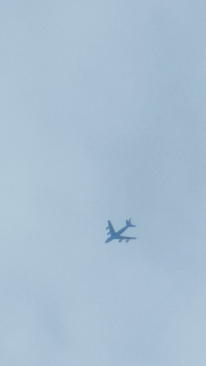 MacedoGabriel_'s tweet photo. @dyauspitar12 Ontem estávamos fazendo um churrasco e olhamos pro céu e vimos 1 avião. Como de praste, fight radar e nao achamos nem a pau. Resolvi botar o zoom 100x pra ver se via alguma coisa. Simplesmente um exercício de reabastecimento de um 707 pra um F16. https://t.co/4WgNIi6Drl
