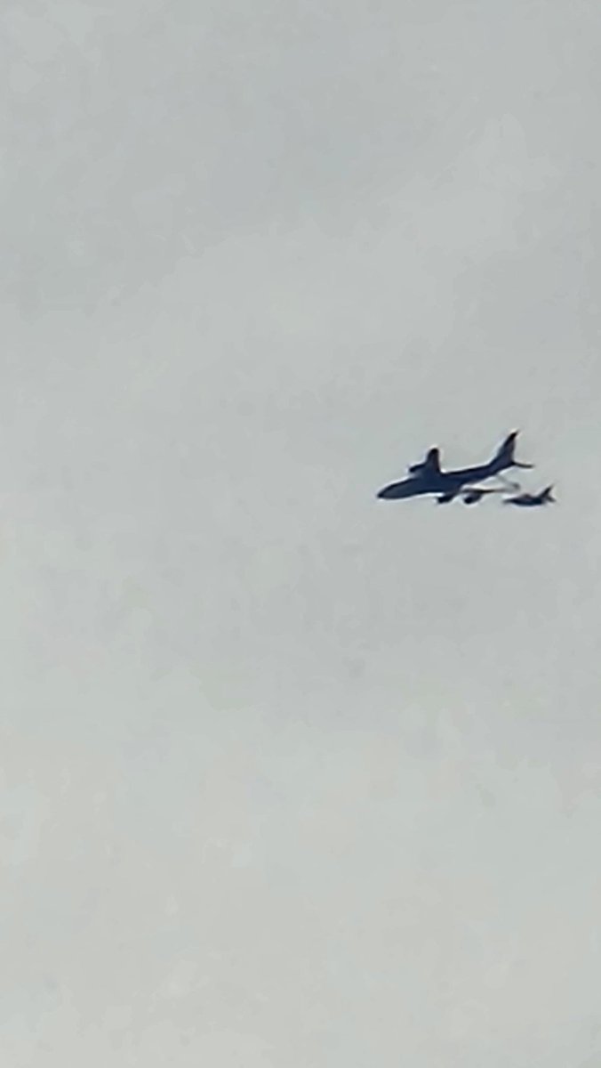 MacedoGabriel_'s tweet photo. @dyauspitar12 Ontem estávamos fazendo um churrasco e olhamos pro céu e vimos 1 avião. Como de praste, fight radar e nao achamos nem a pau. Resolvi botar o zoom 100x pra ver se via alguma coisa. Simplesmente um exercício de reabastecimento de um 707 pra um F16. https://t.co/4WgNIi6Drl