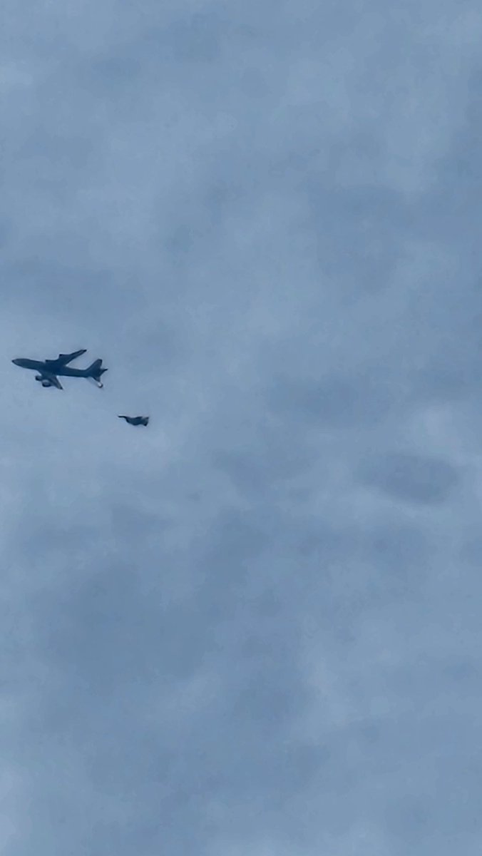 MacedoGabriel_'s tweet photo. @dyauspitar12 Ontem estávamos fazendo um churrasco e olhamos pro céu e vimos 1 avião. Como de praste, fight radar e nao achamos nem a pau. Resolvi botar o zoom 100x pra ver se via alguma coisa. Simplesmente um exercício de reabastecimento de um 707 pra um F16. https://t.co/4WgNIi6Drl