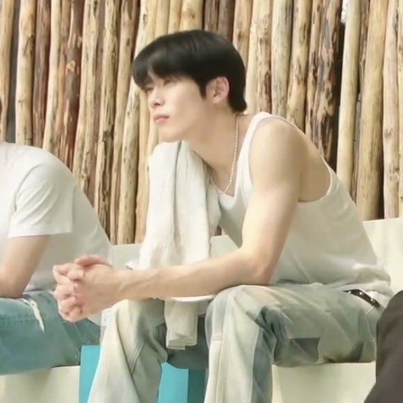 : ป่ะ พร้อมแล้ว
: ไปไหน?
: กินข้าวไง 
: ไหนบอกแค่หน้าปากซอย ชุดนี้อะนะ?
: อย่าพูดมาก ลุก