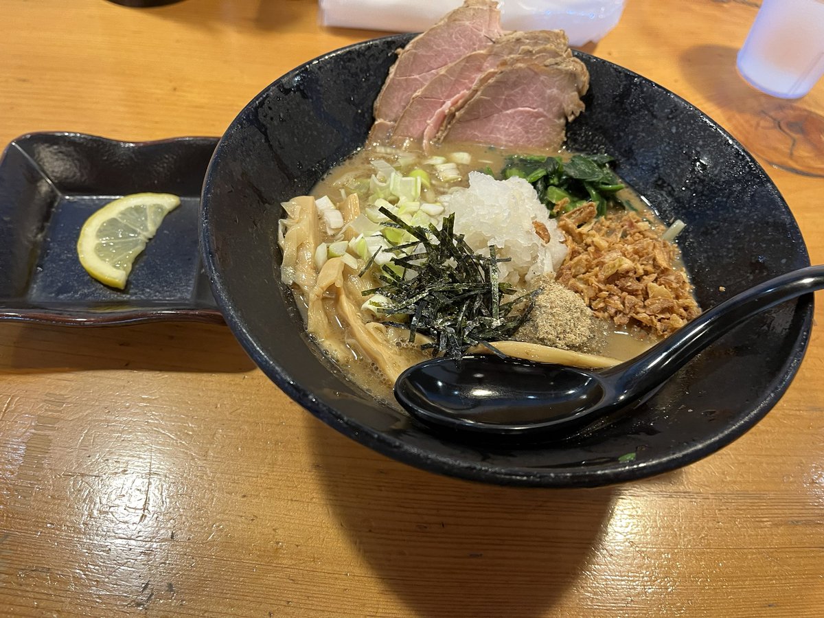 常陸太田　内堀町　暖田。さん

今日は冷やし青森煮干です。
インスパイアの冷やしですね。

冷やしでも煮干の旨味は健在。
すばらしいです。
平打ち麺は冷やしの方があうかもしれませんね。

レモン🍋と揚げネギは後半味変に有効でした！

明日が最終日。
何とか訪問を模索中です。